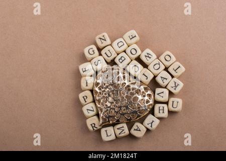 Metall Liebe Symbol und Schreiben Würfel aus Holz Stockfoto