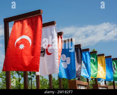 Flaggen der 16 großen Türkischen Imperien in der Geschichte Stockfoto