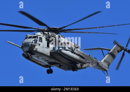 Präfektur Kanagawa, Japan - 18. Dezember 2021: US Marine Corps Sikorsky CH-53E Super Hallion Schwerhubschrauber von HMH-466 Wolfpack. Stockfoto