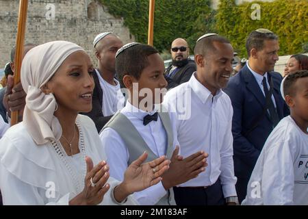 10. November 2022 Eltern, Familie und Freunde genießen die Bar Mitzvah-Feiern in der Nähe des Jaffa-Tors, während die Party sich auf den Weg zur Westmauer und zum Te macht Stockfoto