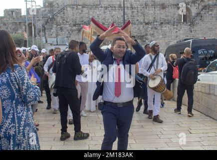 10. November 2022 Ein Rabbi-Fest mit Familie und Freunden auf einer Bar Mitzvah-Feier in der Nähe des Jaffa-Tors, während die Party zur Westmauer und zum geht Stockfoto