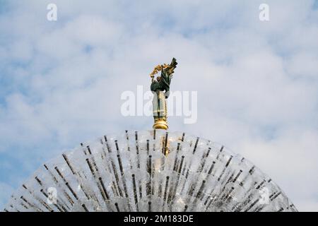 Statue eines Engels gebildet von Kupfer und gold plattiert stehend auf einer hohen Säule in der Mitte von Kiew Stockfoto