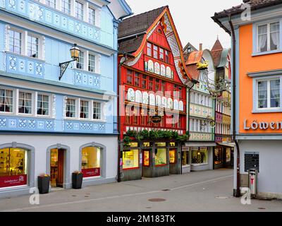 Bemalte Fassaden von hölzernen Appenzell-Häusern in der Altstadt, Appenzell, Appenzell Innerhoden, Schweiz, Europa Stockfoto
