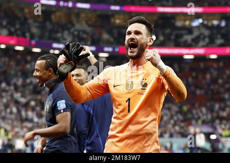 Al-Khor, Katar. 10.. Dezember 2022. AL KHOR - Frankreich Torwart Hugo Lloris feiert den Sieg über England beim FIFA-Weltmeisterschaftsfinalspiel zwischen 2022 England und Frankreich zwischen England und Frankreich am 10. Dezember 2022 im Al Bayt Stadium in Al Khor, Katar. AP | niederländische Höhe | MAURICE OF STONE Credit: ANP/Alamy Live News Stockfoto