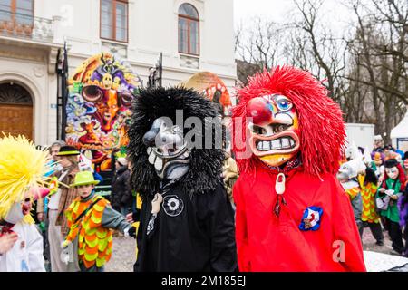 Viele verschiedene Gruppen von maskierten Menschen Fuß durch die Straßen von Basel für 3 Tage und Nächte im Basler Fasnacht, Abspielen von Musik aller Zeiten Stockfoto