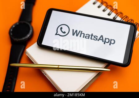 Polen. 07.. Dezember 2022. In dieser Abbildung wird ein WhatsApp-Logo auf einem Smartphone angezeigt. Kredit: SOPA Images Limited/Alamy Live News Stockfoto