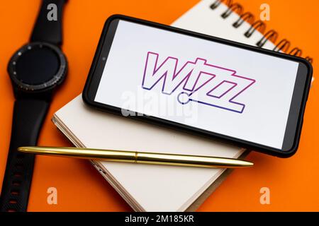 Polen. 07.. Dezember 2022. In dieser Abbildung wird ein Wizz Air-Logo auf einem Smartphone angezeigt. Kredit: SOPA Images Limited/Alamy Live News Stockfoto