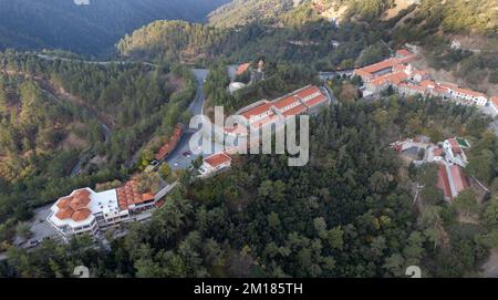 Aus der Sicht der Drohnen des christlich-orthodoxen Klosters panagia kykkos. Klöster in den Bergen. Troodos-Gebirge zypern europa, Stockfoto