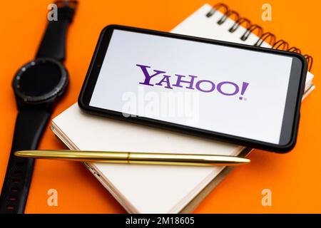 In dieser Abbildung wird ein Yahoo-Logo auf einem Smartphone angezeigt. (Foto: Mateusz Slodkowski / SOPA Images/Sipa USA) Stockfoto