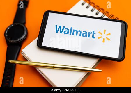 In dieser Abbildung ist ein Walmart-Logo zu sehen, das auf einem Smartphone angezeigt wird. (Foto von Mateusz Slodkowski / SOPA Images/Sipa USA) Stockfoto