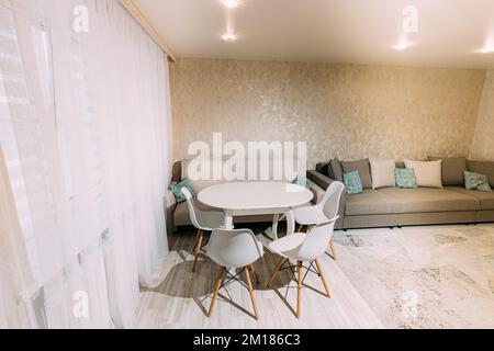 Modernes, Stilvolles Und Helles Wohnzimmer Im Familien-Apartment. Stilvolles Apartment Mit Moderner Wohnzimmereinrichtung. Familienwohnung. Helle Farben Von Stockfoto