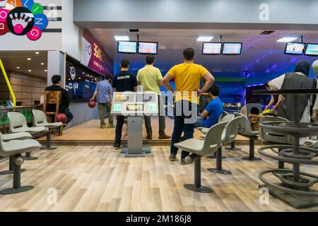 Teheran, Iran - Juni 2018: Eine Bowlingbahn in Teheran, Iran, wo junge Iraner abhängen Stockfoto