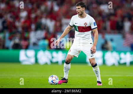 Doha, Katar. 10.. Dezember 2022. Fußball: Weltmeisterschaft, Marokko - Portugal, Endrunde, Viertelfinale, Al-Thumama-Stadion, Portugals Ruben Dias in Aktion. Kredit: Tom Weller/dpa/Alamy Live News Stockfoto