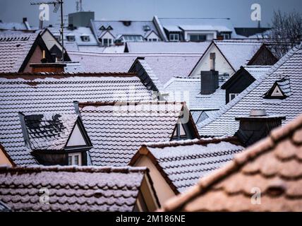 Bad Homburg, Deutschland. 11.. Dezember 2022. Bei Tagesanbruch liegt frisch gefallener Schnee auf den Dächern der Häuser am Stadtrand von Bad Homburg. Kredit: Frank Rumpenhorst/dpa/Alamy Live News Stockfoto