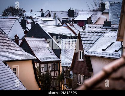 Bad Homburg, Deutschland. 11.. Dezember 2022. Bei Tagesanbruch liegt frisch gefallener Schnee auf den Dächern der Häuser am Stadtrand von Bad Homburg. Kredit: Frank Rumpenhorst/dpa/Alamy Live News Stockfoto