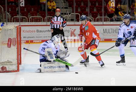 Links nach rechts Torwart Philipp DIETL (STR), Philip GOGULLA (DEG) Torchance, Duels, Action, Eishockey 1. Bundesliga, DEL Matchday 28, Duesseldorfer EG (DEG) - Straubing Tigers (STR) 1: 4, am 9.. Dezember 2022 in Düsseldorf/Deutschland. Stockfoto
