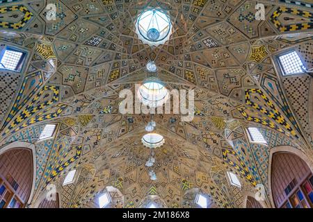 Atemberaubende Decke mit bunten Fliesen im Inneren des Großen Basars in Teheran, Iran Stockfoto