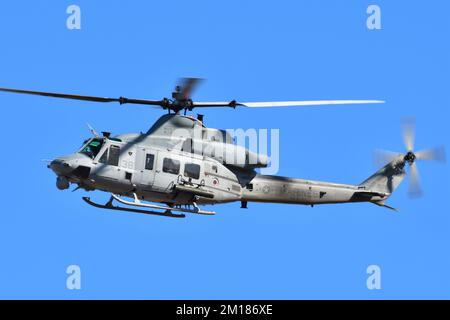 Präfektur Kanagawa, Japan - 18. Dezember 2021: US Marine Corps Bell UH-1Y Venom Utility Helikopter von HMLA-369 Gunfighters. Stockfoto