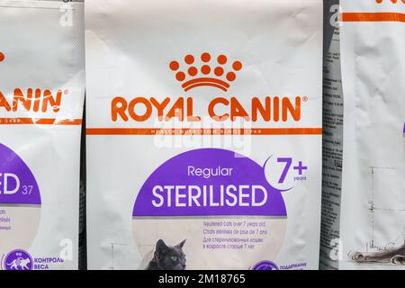 Tjumen, Russland-17. August 2022: Royal Canin eine berühmte Marke für verarbeitetes Futter für Hunde und Katzen. Stockfoto