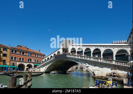 Blick auf den Gran-Kanal und die Rialtobrücke in Venedig, Italien Stockfoto