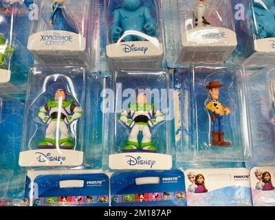 Tyumen, Russland-09. September 2022: Disney Pixar Toy Story mit Buzz Lightyear und Woody. Spielzeug Verkauf von Waren in einem Hypermarkt Stockfoto