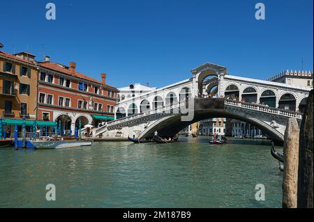 Blick auf den Gran-Kanal und die Rialtobrücke in Venedig, Italien Stockfoto