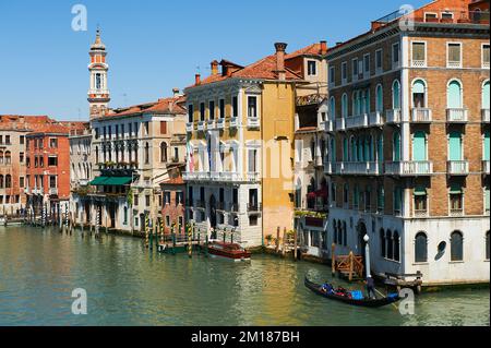 Blick auf die antiken Fassaden in der Stadt Venedig in der Nähe des Kanals, Venedig, Italien Stockfoto