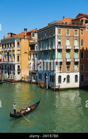 Blick auf die antiken Fassaden in der Stadt Venedig in der Nähe des Kanals, Venedig, Italien Stockfoto