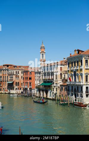 Blick auf die antiken Fassaden in der Stadt Venedig in der Nähe des Kanals, Venedig, Italien Stockfoto