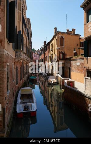 Blick auf den kleinen Kanal, Boote und alte Gebäude in der Stadt Venedig, Italien Stockfoto