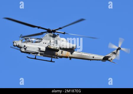 Präfektur Kanagawa, Japan - 18. Dezember 2021: US Marine Corps Bell AH-1Z Viper greift Hubschrauber von HMLA-369 Gunfighters an. Stockfoto