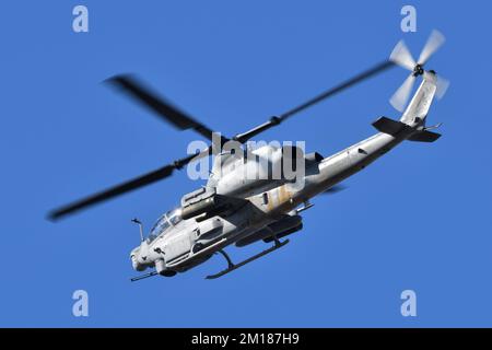 Präfektur Kanagawa, Japan - 18. Dezember 2021: US Marine Corps Bell AH-1Z Viper greift Hubschrauber von HMLA-369 Gunfighters an. Stockfoto