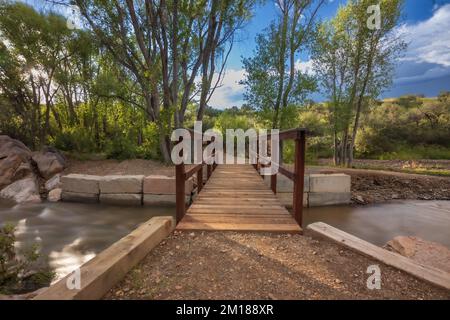 Ein wunderschöner Blick auf eine kleine Brücke über den Lynx Creek im Fain Park Stockfoto