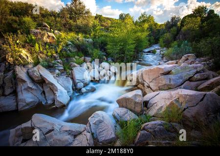 Eine malerische lange Aussicht auf Lynx Creek fließt durch einen wunderschönen Steinpfad im Prescott Valley Stockfoto