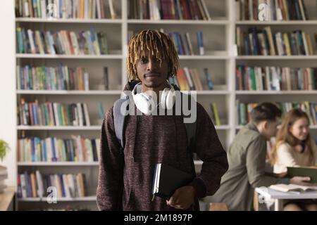 Seriöser junger afroamerikanischer Schüler mit blonden Dreads Stockfoto