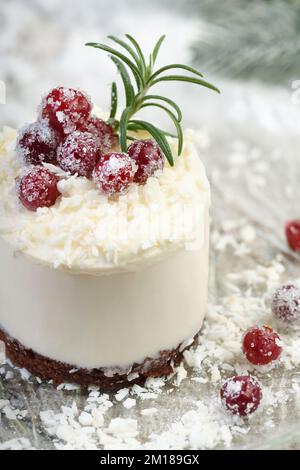 Mousse Cakes mit Kokosnusscreme und griechischer Joghurt über Schokoladenkuchen sind das perfekte Dessert. Gib Schlagsahne und Beeren hinzu. Verwöhnen Sie Freunde und Angehörige Stockfoto