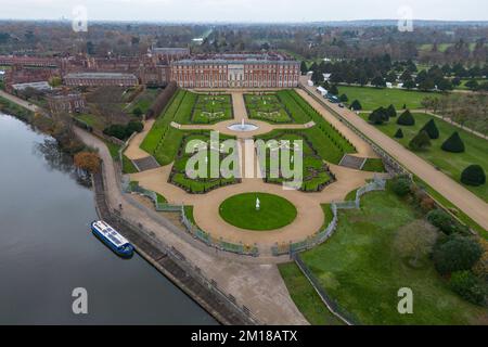 Luftaufnahme des Privy Garden im Hampton Court Palace, Surrey, Großbritannien. Stockfoto