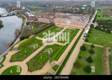 Luftaufnahme des Privy Garden im Hampton Court Palace, Surrey, Großbritannien. Stockfoto