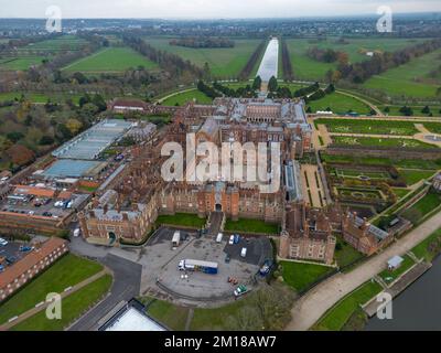 Blick aus der Vogelperspektive auf Hampton Court Palace, Surrey, Großbritannien. Stockfoto