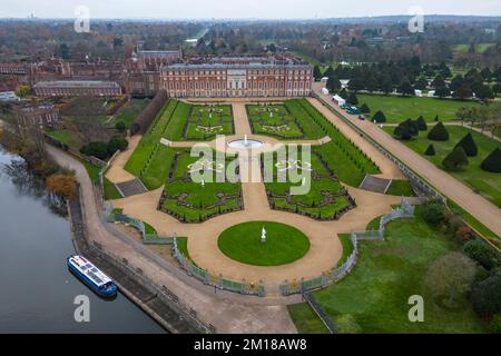 Luftaufnahme des Privy Garden im Hampton Court Palace, Surrey, Großbritannien. Stockfoto