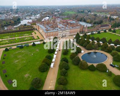Blick aus der Vogelperspektive auf den Great Fountain Garden, Hampton Court Palace, Surrey, Großbritannien. Stockfoto