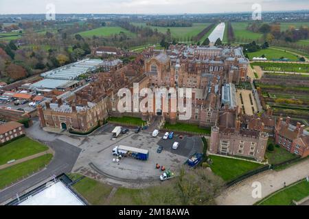 Blick aus der Vogelperspektive auf Hampton Court Palace, Surrey, Großbritannien. Stockfoto