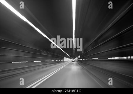 Eine Graustufen-Langzeitbelichtung einer Straßenbeleuchtung Stockfoto