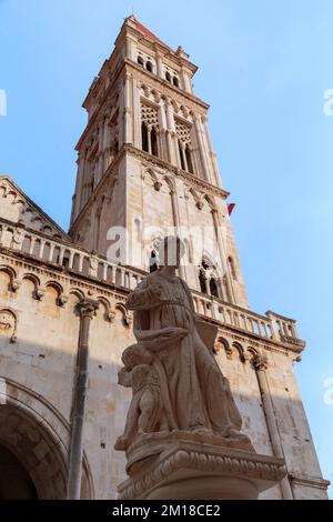 TROGIR, KROATIEN - 11. SEPTEMBER 2016: Dies ist der Glockenturm der Kathedrale von St. Lawrence und ein Denkmal für St. John von Trogir. Stockfoto