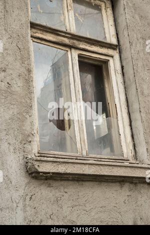 Zerbrochenes Glas auf einer alten Holzfenster-Verschließung Stockfoto