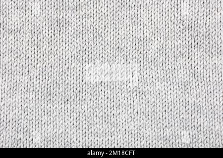 Gestrickter grauer Hintergrund. Großer Strickstoff mit Muster. Nahaufnahme einer Strickdecke. Horizontale Verzierung. Stockfoto