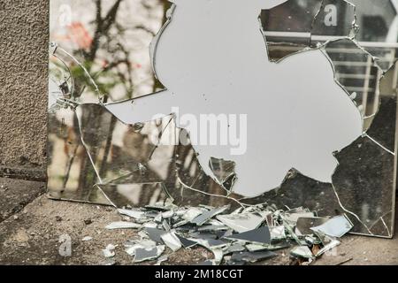Ein Spiegel, der zerbrochen ist, als Nahaufnahme Stockfoto
