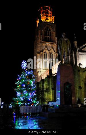 Der Stump Tower (St. Botolph's Church) und die Ingram-Statue mit Weihnachtsbaum bei Nacht in Boston Lincolnshire Stockfoto