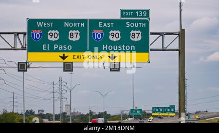 Wegweiser nach Houston und San Jose auf der Autobahn - SAN ANTONIO, USA - 01. NOVEMBER 2022 Stockfoto