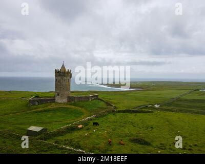 Irland, Grafschaft Clare, Doonagore Castle aus dem 16. Jahrhundert bei Doolin Stockfoto